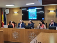 El consejero de Medio Ambiente, Universidades, Investigación y Mar Menor, Juan María Vázquez, junto con el rector de la Universidad de Murcia, José...