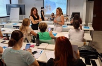 La directora gerente del Instituto Murciano de Acción Social, Verónica López, en su visita al taller Estrategia regional contra la soledad no des...