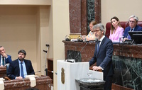 El presidente López Miras observa la intervención del consejero de Hacienda, Luis Alberto Marín