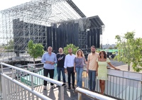 El director del Instituto de Turismo, autoridades municipales y miembros de la organización, durante la visita al escenario de Fortaleza Sound