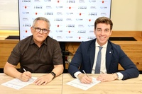 El director general de Deportes y el director de la Federación, en el acto de la firma.