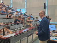 El consejero de Educación y Formación Profesional, Víctor Marín, visita una de las sedes donde se celebran hoy las oposiciones a Secundaria (1)
