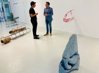 Imagen de la visita del director general del Instituto de las Industrias Culturales y las Artes, Manuel Cebrián, al montaje de la exposición 'Mano...
