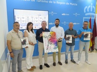 El director del Instituto de Fomento y el alcalde de Moratalla, con miembros de la organización de las fiestas, durante el acto de presentación.