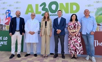 La consejera de Empresa, Empleo y Economía Social, Marisa López Aragón, durante la visita a la empresa Laboratorios Almond, donde ofreció los datos...