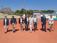El consejero Víctor Marín visita la pista municipal de atletismo 'Juan Manuel Molina', de Cieza, uno de los espacios donde se formarán los alumnos...