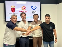 El director general de Deportes, Fran Sánchez, y el presidente de la Federación de Triatlón, tras la firma del acuerdo.