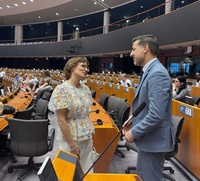 El director general de Unión Europea, Adrián Zittelli, con la comisaria de Medio Ambiente, Resiliencia Hídrica y Economía Circular, Jessika Rossw...