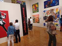 Visitantes a la exposición en el Museo de Bellas Artes.