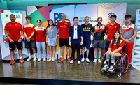 El director general de Deportes, junto con los deportistas que participarán en las Olimpiadas de la Juventud.