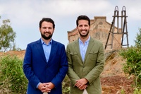 El director general de Patrimonio Cultural y el alcalde de La Unión, ante la mina.