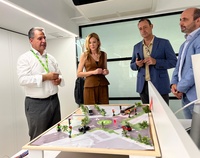 La consejera de Empresa, Empleo y Economía Social, Marisa López Aragón, durante la visita a la empresa Odin Solutions