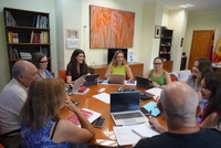 La consejera de Política Social, Familias e Igualdad, Conchita Ruiz, junto a otros miembros del Consejo de Administración del Instituto Murciano ...