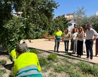La consejera de Empresa, Empleo y Economía Social, Marisa López Aragón, junto con la directora general del SEF, Pilar Valero, y el alcalde del municipio,...
