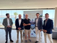 Entrega de la placa distintiva de centro acreditado al centro de buceo CRAB