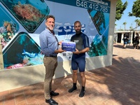 El director general de Litoral y Puertos, Pablo Mar&iacute;n, entrega la placa acreditativa oficial al centro de buceo recreativo Zoea, en &Aacute;guilas