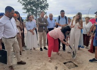 La consejera de Pol&iacute;tica Social, Familias e Igualdad, Conchita Ruiz, junto al alcalde de Lorca, Fulgencio Gil, durante el acto de colocaci&oacute;n de la...