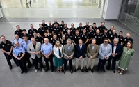 Foto de familia durante la clausura del curso selectivo de los nuevos agentes de polic&iacute;a local