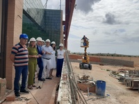 La consejera de Pol&iacute;tica Social, Familias e Igualdad, Conchita Ruiz y el alcalde de Torre Pacheco en visita a las obras del centro de envejecimie...