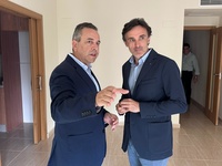 El consejero de Fomento e Infraestructuras, Jorge Garc&iacute;a Montoro, junto al alcalde de Abanilla, Jos&eacute; Antonio Blasco, durante la visita a las viviendas...