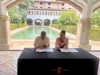 La consejera Carmen Conesa y el decano del Colegio firman el protocolo en el Museo de Santa Clara
