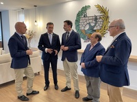 El consejero de Fomento e Infraestructuras, junto al decano del Colegio de Ingenieros de Caminos, Canales y Puertos, durante la presentaci&oacute;n de la...