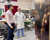 El director general de Patrimonio Cultural, Patricio S&aacute;nchez, junto a una de las obras de la Colecci&oacute;n Adela Barba, durante una visita al Centro ...