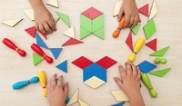Los centros que participen en el programa 'MatesEnAcci&oacute;n' utilizar&aacute;n con el alumnado materiales adaptados a cada etapa, como bloques l&oacute;gicos, tangrams,...
