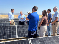 Imagen del director general del Agua, Jos&eacute; Sandoval, junto al alcalde de Totana, Juan Pag&aacute;n, visitando la nueva instalaci&oacute;n fotovoltaica.