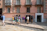 Imagen de turistas paseando por las inmediaciones del Museo Teatro Romano de Cartagena.