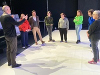 Imagen de la visita del director general del ICA a los preparativos de una de las actividades de Escuela de Espectadores
