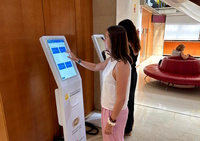 Imagen de los atriles digitales instalados en las oficinas de atenci&oacute;n.