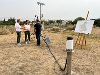Imagen de la consejera Sara Rubira en la estaci&oacute;n agroclim&aacute;tica situada en el IMIDA