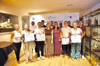 La directora general de Competitividad y Calidad Tur&iacute;sticas y la alcaldesa de Ceheg&iacute;n, con representantes de las empresas y servicios acreditados