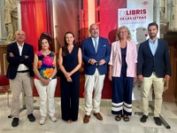La consejera Carmen Conesa, con el resto de autoridades y miembros de la organizaci&oacute;n en la presentaci&oacute;n de ExLibris Murcia 2025