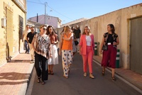 La consejera de Pol&iacute;tica Social, Familias e Igualdad, Conchita Ruiz, junto con la alcaldesa de Jumilla, Severa Gonz&aacute;lez, durante la visita a las ...