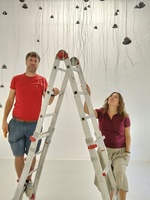 Imagen del artista F&eacute;lix Blume y la comisaria Bel&eacute;n Vera en el montaje de la instalaci&oacute;n sonora 'Enjambre'