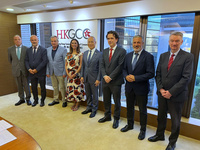 Imagen de la reuni&oacute;n de la consejera Sara Rubira y el resto de la delegaci&oacute;n regional con el CEO de la C&aacute;mara General de Comercio de Hong Kong, Patrick...