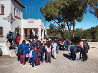 J&oacute;venes participantes reciben las instrucciones sobre la actividad en una imagen de archivo del pasado curso