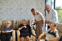 La consejera de Pol&iacute;tica Social, Familias e Igualdad, Conchita Ruiz, junto con el alcalde de Totana, Juan Pag&aacute;n, durante la visita a la residencia...