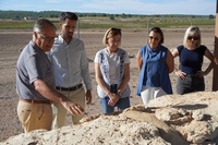 El director general de Patrimonio Cultural, junto a la alcaldesa de Jumilla, durante una visita t&eacute;cnica al yacimiento