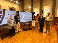 El consejero de Fomento e Infraestructuras, Jorge Garc&iacute;a Montoro, acompa&ntilde;ado de la alcaldesa de Yecla, Remedios Lajara, y el director general de ...