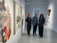 Imagen de la visita del director del Instituto de las Industrias Culturales y las Artes, Manuel Cebri&aacute;n, a la exposici&oacute;n 'Exuvia miscel&aacute;nea' de Yolanda...