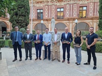 El director general de Movilidad y Transporte, Jos&eacute; Antonio Verd&uacute;, acompa&ntilde;ado por los galardonados en la tercera edici&oacute;n de los Premios de Movilidad...