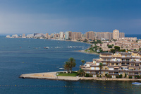 Vista de La Manga, lugar de mayor concentraci&oacute;n tur&iacute;stica