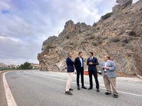 El consejero de Fomento e Infraestructuras, Jorge Garc&iacute;a Montoro, supervisa la finalizaci&oacute;n de las obras de la carretera que une Blanca con Abar&aacute;n,...