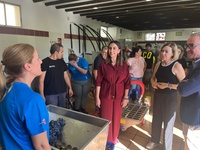 Imagen de la consejera Sara Rubira en una de las aulas del donde se trabaja en la elaboración de vino