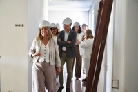 La consejera de Pol&iacute;tica Social, Familias e Igualdad, Conchita Ruiz, junto con el alcalde de Lorca, Fulgencio Gil, durante su visita a las obras ...