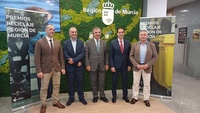 El consejero de Medio Ambiente, Universidades, Investigaci&oacute;n y Mar Menor, Juan Mar&iacute;a V&aacute;zquez,&nbsp;junto con el presidente de la Federaci&oacute;n de Municipios,...