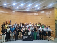 La directora general de Mujer y Prevenci&oacute;n de la Violencia de G&eacute;nero, Ana Bel&eacute;n Mart&iacute;nez, junto con representantes de las entidades sociales especializadas...